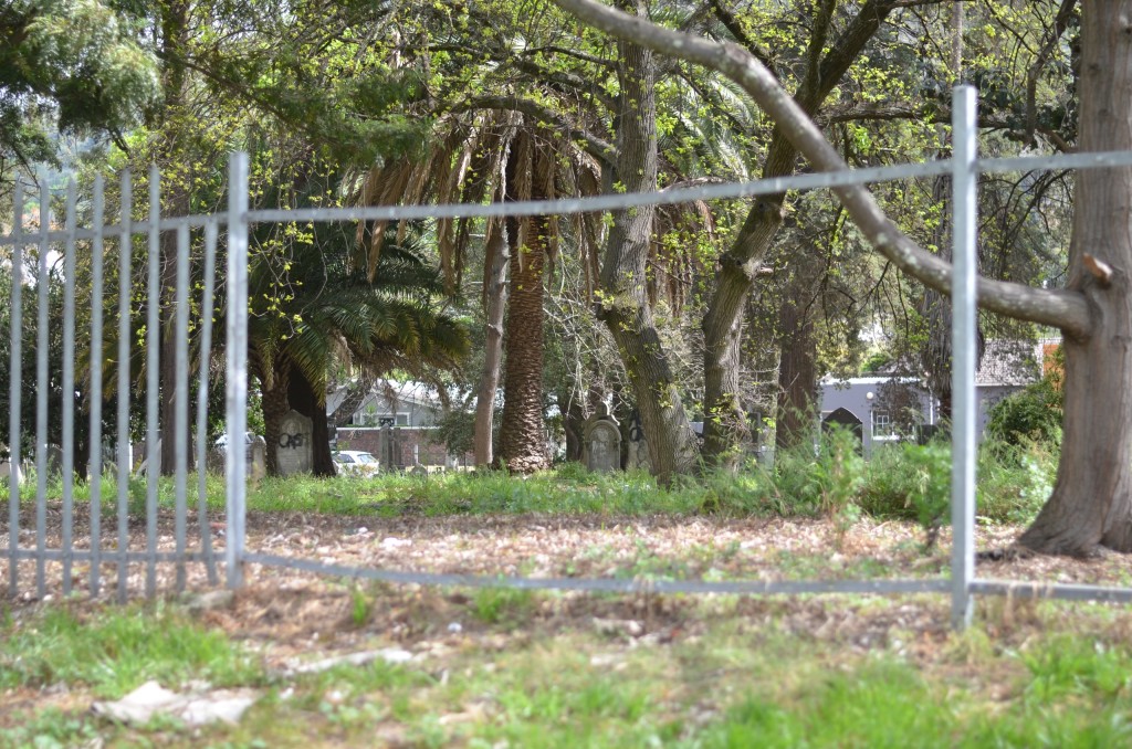 Die omheining aan die kant van die Bergrivier is volgends die kerk al drie keer vervang. Foto: Rasaad Adams
