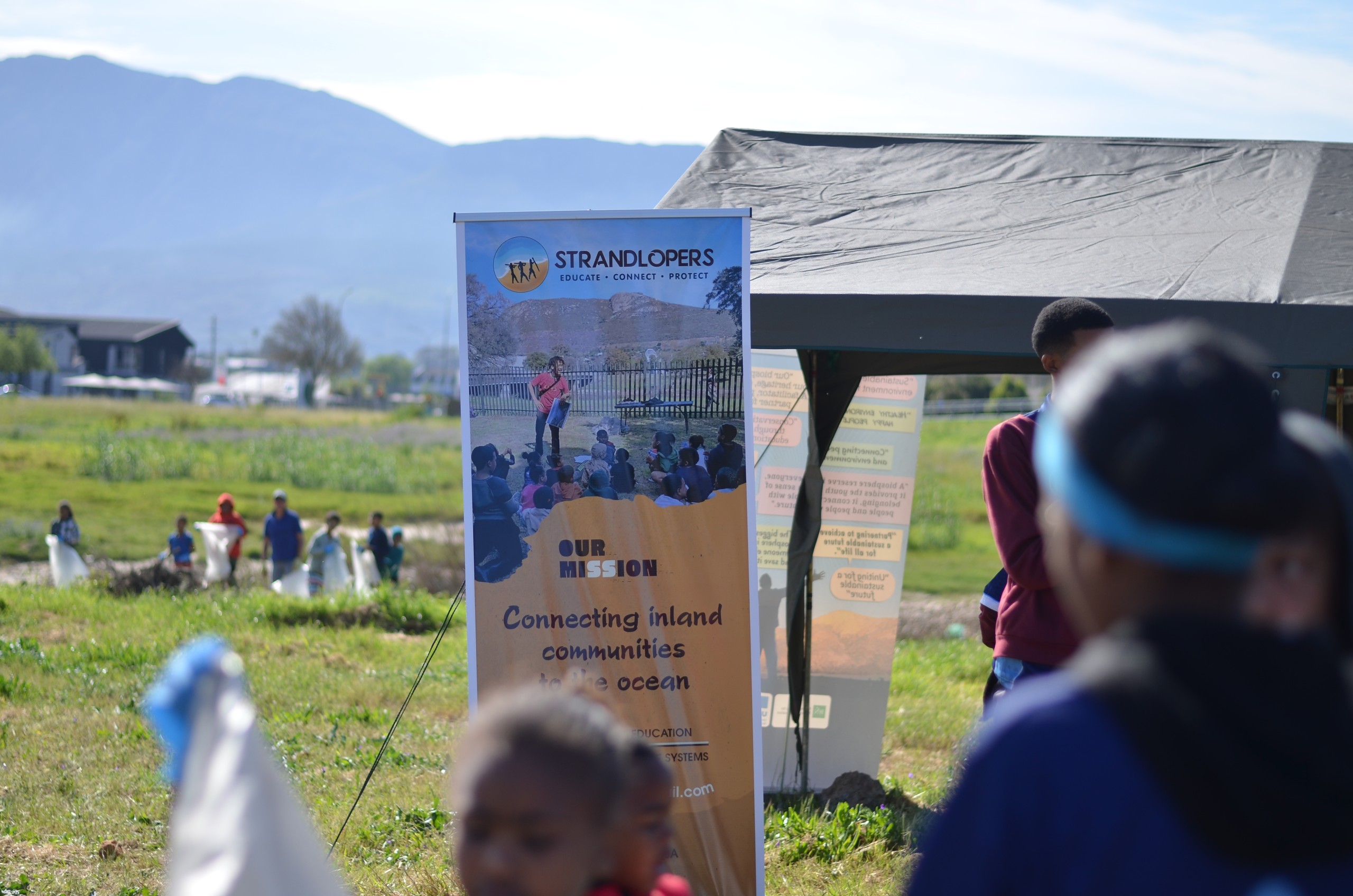 Strandlopers maak saam met jeug by Bergrivier skoon