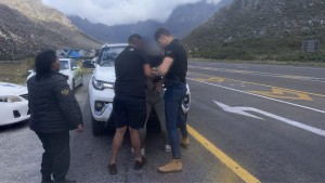 5 wat glo kabels by Slanghoek-plaas steel vinnig aangekeer