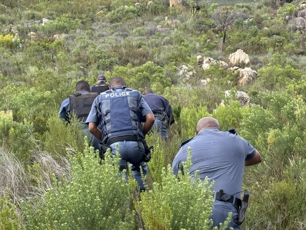 Die polisie fynkam Dinsdag die toneel by die plaas in Slanghoek. Foto: G24/Facebook