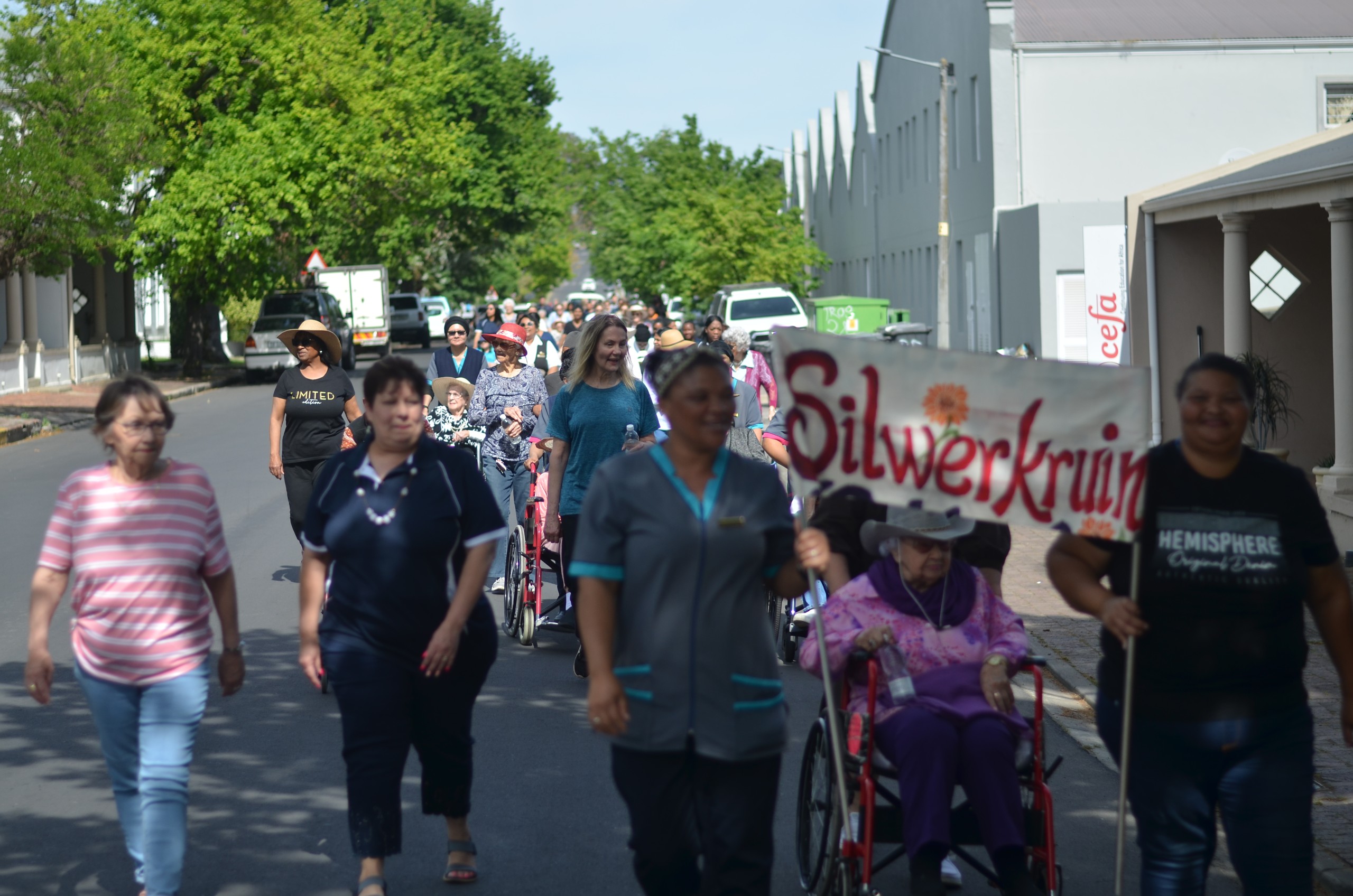 Familielede en vrywilligers het Dinsdag (30 September) gehelp om saam met die Silwerkruin-bejaardes deur Wellington se strate te stap. Foto: Rasaad Adams