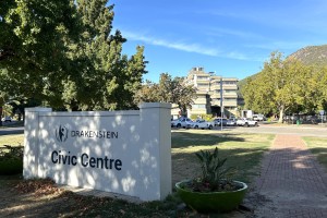 ‘Neem raadsvergaderings ook na ander dorpe’, vra Drakenstein-groep