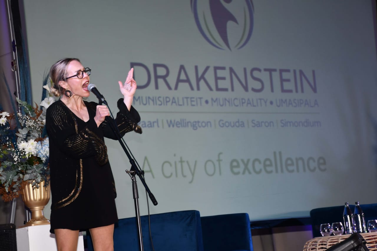 Die sangeres Frieda van den Heever sing die nuwe munisipale lied op 'n gala op 17 September. Intussen eis die GOOD-party antwoorde oor die koste van beide die liedjie en die gala-geleentheid.