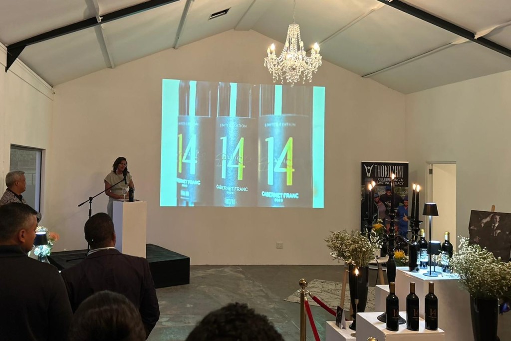 Cornal Hendricks se vrou Stephaney aan die woord by Maandag se bekendstelling. Foto: Rasaad Adams