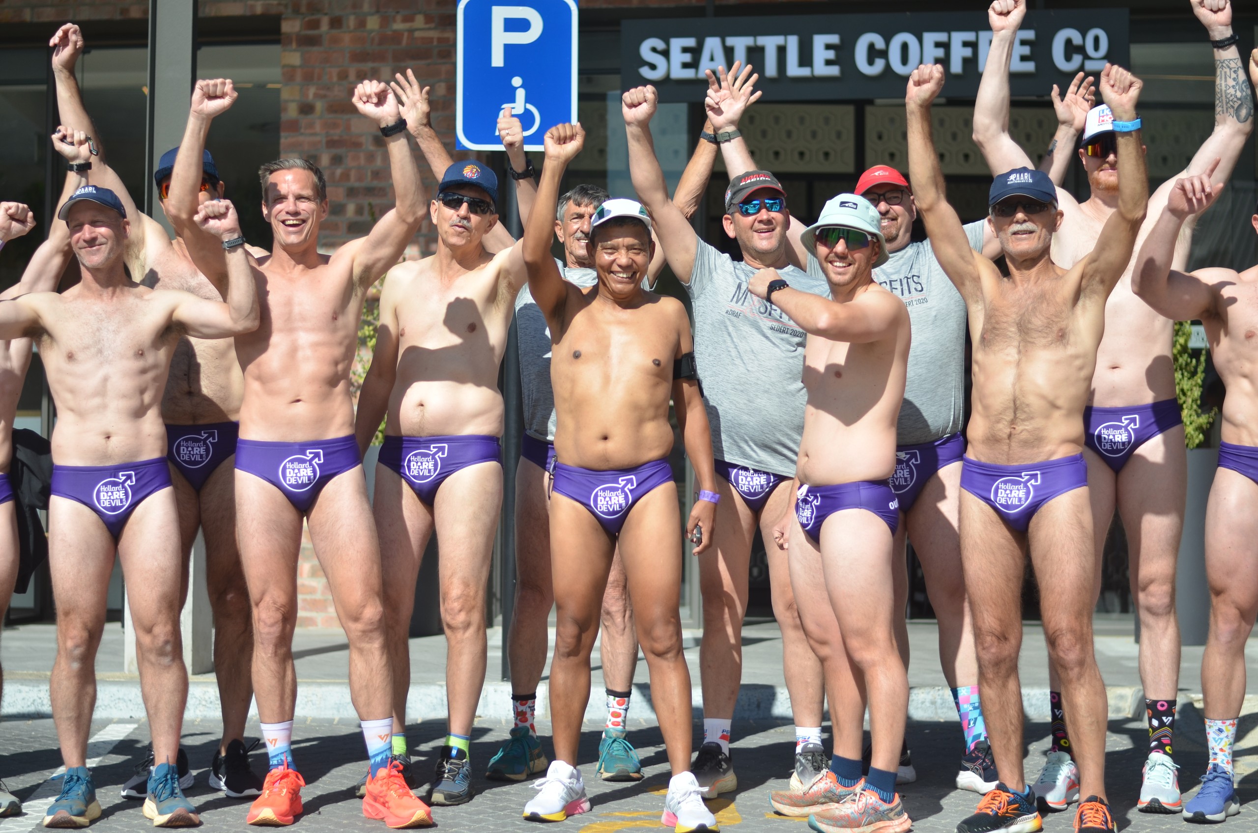 Manne in Speedo’s kry spoed vir ‘n goeie doel