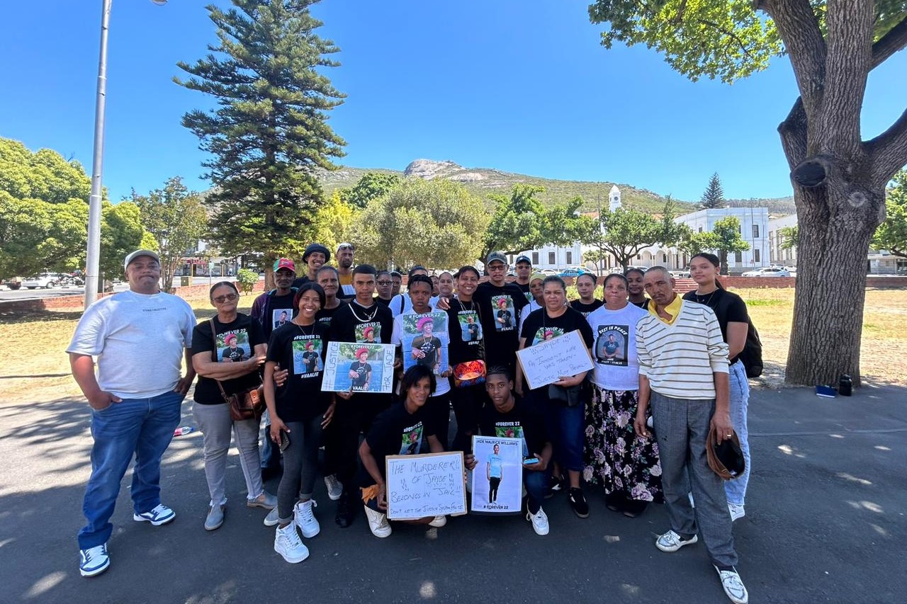 Die geliefdes van Jade Williams (22) het Maandag in hul getalle by die Paarl-streekhof opgedaag. Foto: Rasaad Adams