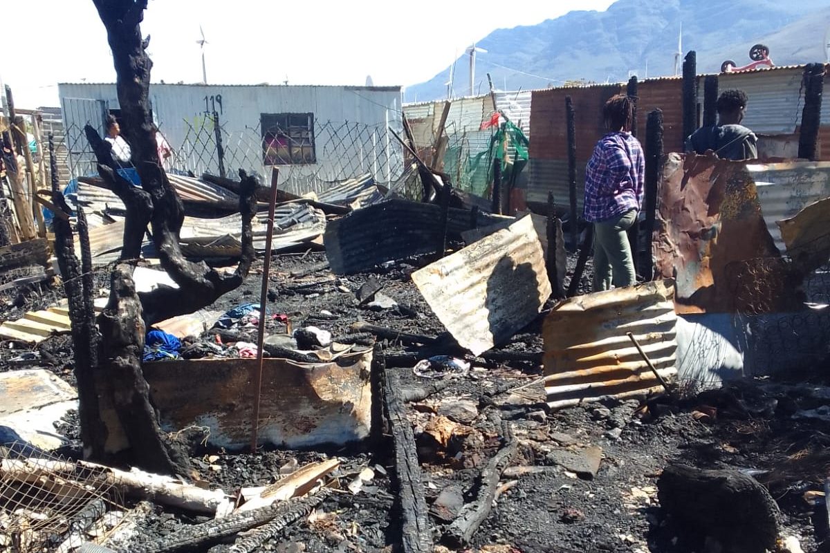 'n Gesin se hut in Gouda het tot op die grond afgebrand.