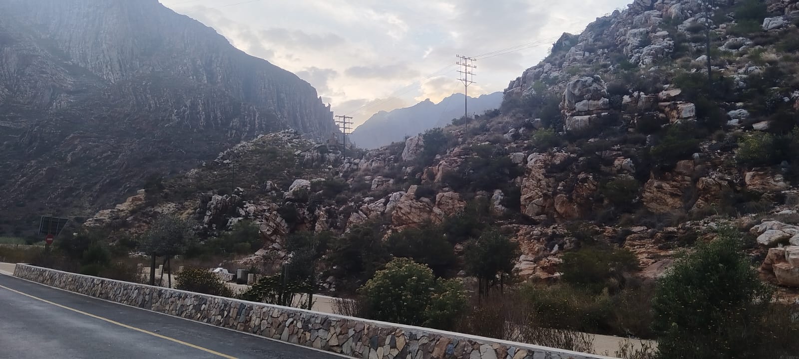 Lanquedoc fire contained; Ashton blaze spreads into Kogmanskloof