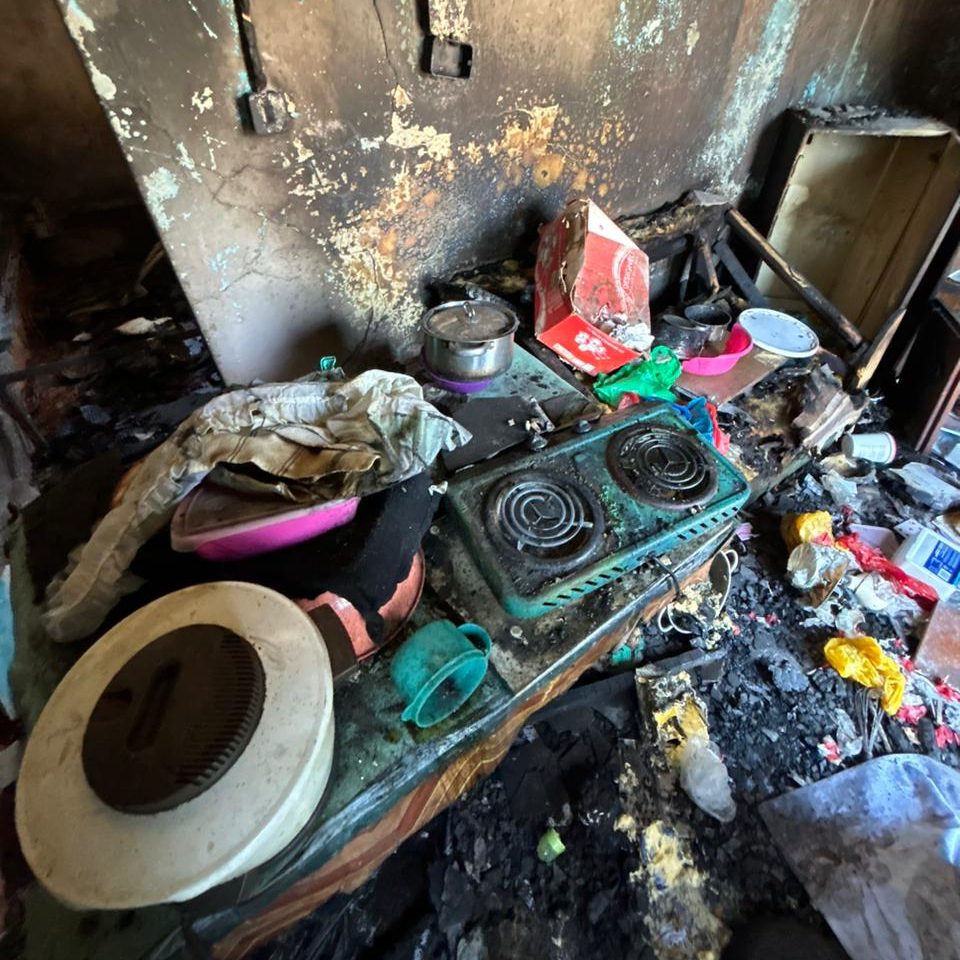 Die familie het alles verloor in die brand. Foto: Rasaad Adams