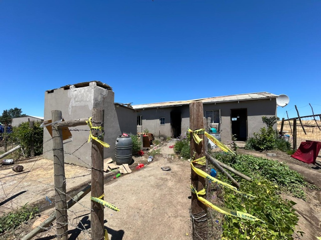 Polisieband is Maandag (24 November) nog sigbaar by die ingang na die familie se woning. Foto: Rasaad Adams