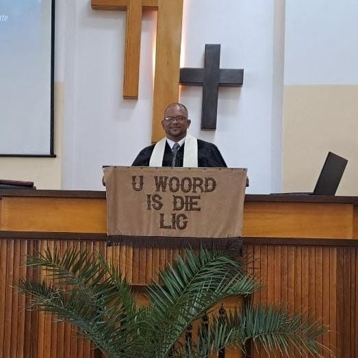 Fredericks is dominee van die VGK in Ashton.