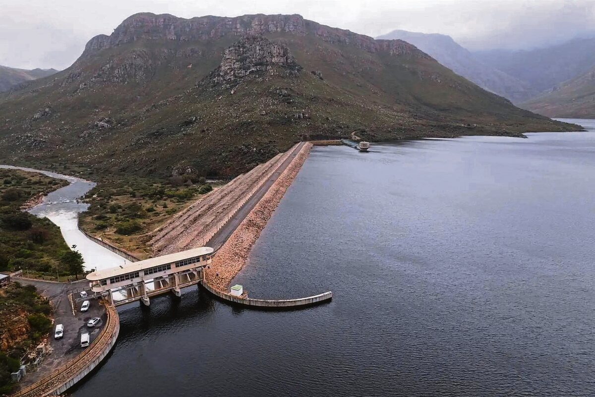 Damvlakke in die Drakenstein aan die daal, waarsku munisipaliteit