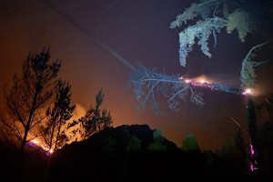 Franschhoek, omliggende gebiede sonder krag weens voortslepende brande