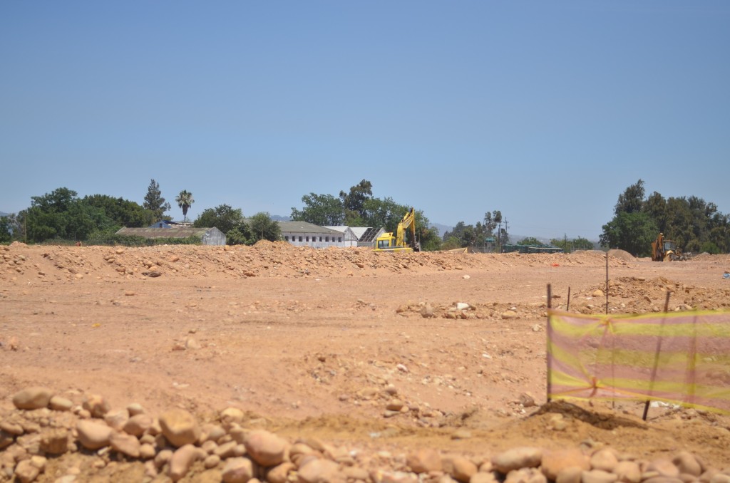 Die plaashuise moet gesloop word om plek te maak vir beplande kommersiële en residensiële eiendomme.