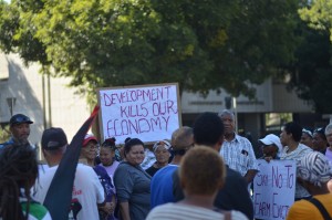 Plaasbewoners betoog buite Paarl-landdroshof teen uitsettings