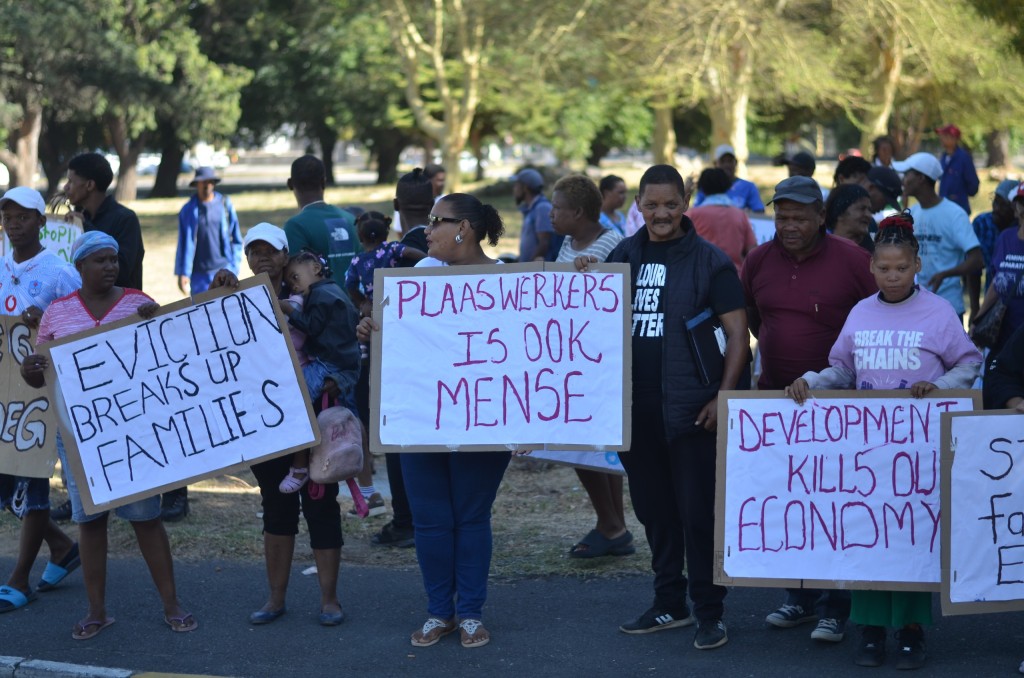 Die groep inwoners het met plakkate buite die hof betoog.