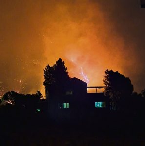 Franschhoek-brand steeds buite beheer, versprei na Assegaaibos