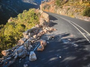 Skade aan Bainskloofpas ná ‘n vragmotor weer verongeluk