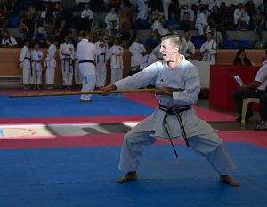 Jong karateka beplan 100 katas vir fondsinsameling