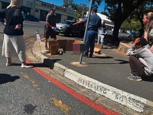 Man helder oordag in Paarl se Hoofstraat doodgesteek