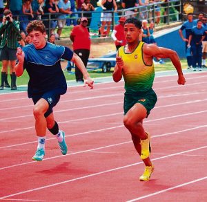 Naelloper blink uit op die baan, rugby bly sy passie