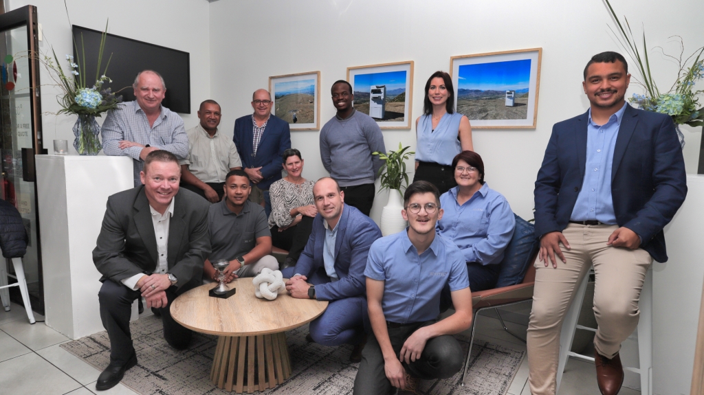 Image with 10 people.