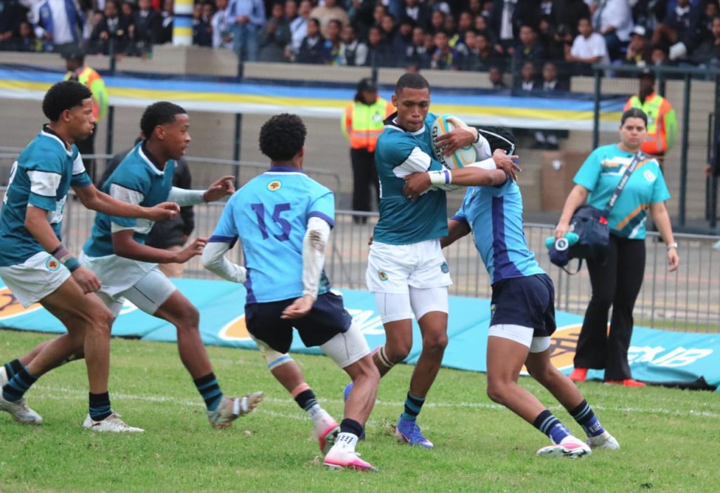 Vuur warm skolerugby aksie tydens die jaarlikse derby tussen Noss en KN.