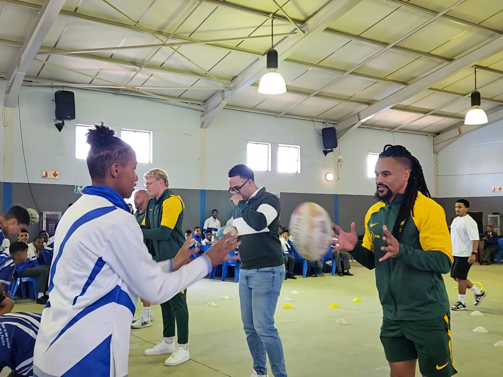 Selvyn Davids in aksie saam met een van die leerders. Foto: Chantélle Hartebeest
