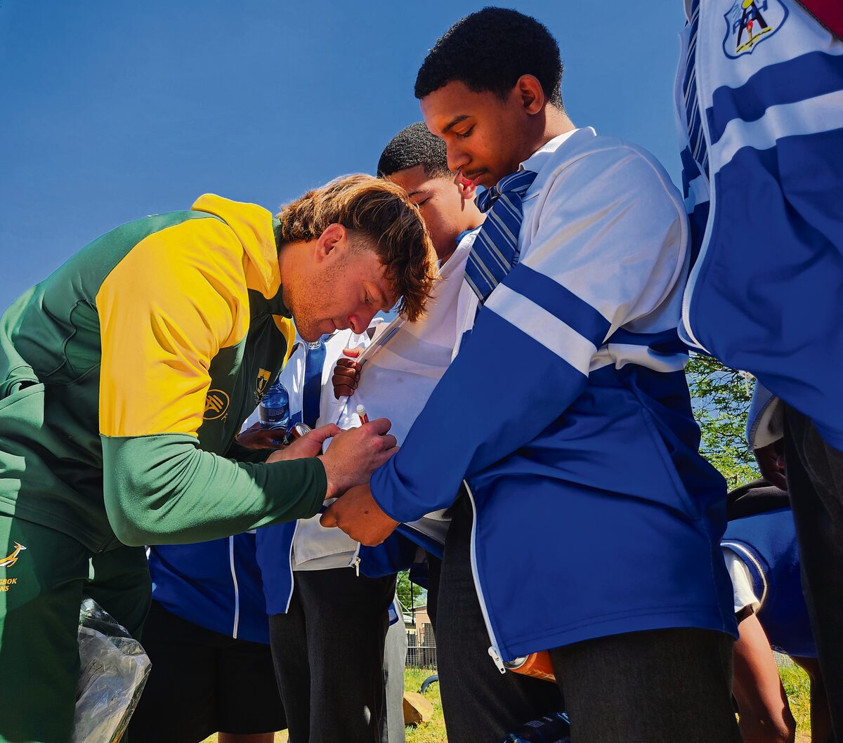 Leerders in die ry vir Jaden Nell se handtekening. Foto: Chantélle Hartebeest