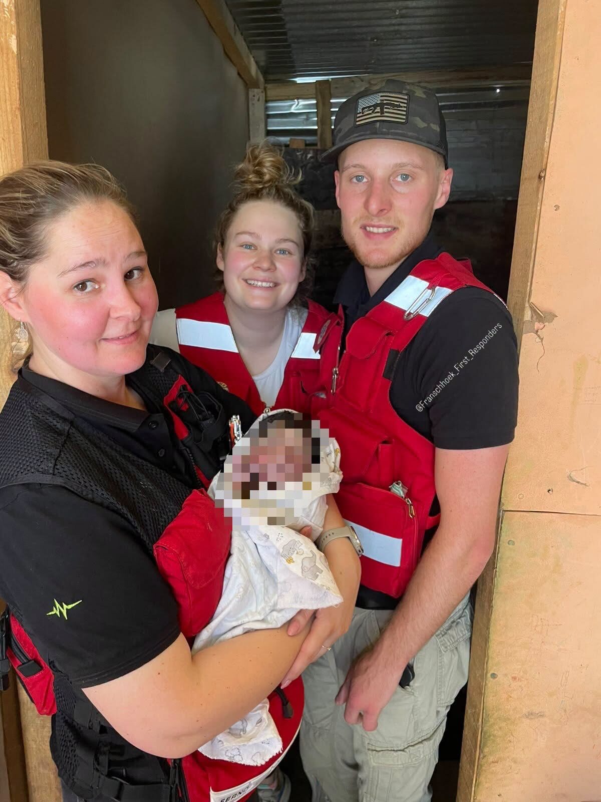 Reddingswerkers help ma met geboorte toe ambulans nie opdaag