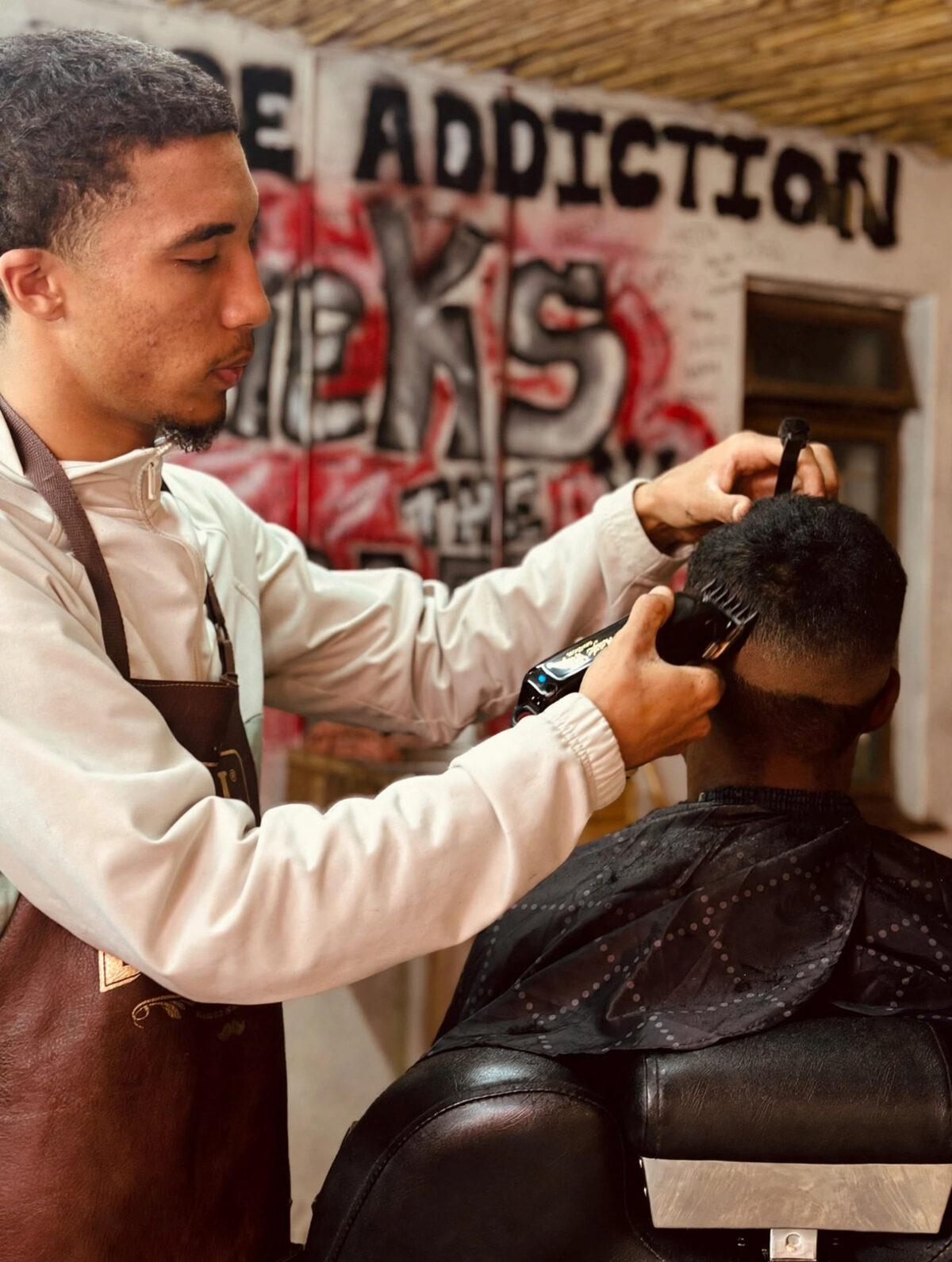 'n Goeie barbier met 'n netjiese haarsalon en skoon gereedskap is die eerste stap tot haargesondheid onder mans.