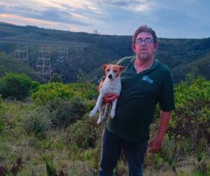 Jojo die hond veilig tuis nadat hy vermis raak