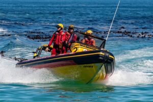 Heroic undertakings by Gqeberha NSRI crew see five rescued from capsized boat