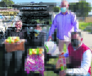 Community Chest donates parcels to old age homes