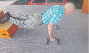 Kliënte hou vas aan Bobby (85), die Baai se ‘fiksheidsbaas’