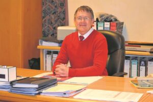 Framesby se skoolhoof tree af ná vier dekades