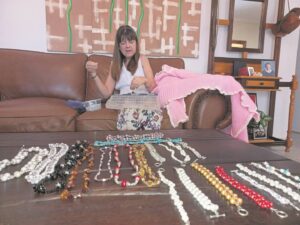 Woman perfects beadwork art through touch, Braille