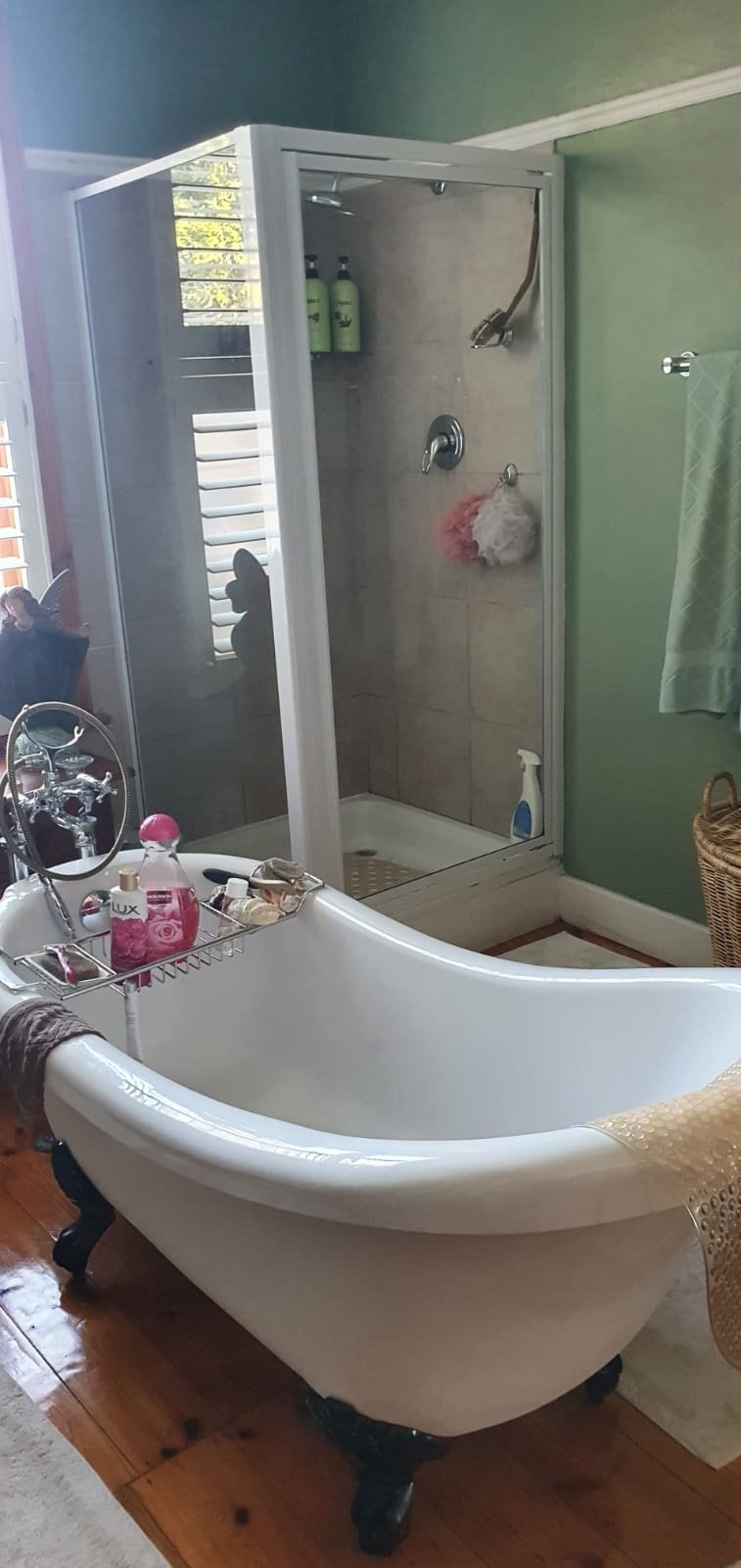 The dwelling further comprises 2½ bathrooms (main 