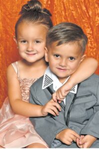 Baaise tweeling gekies vir nasionale skoonheidskompetisie