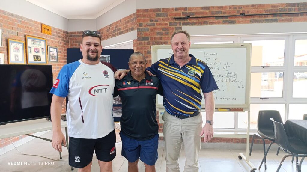 JD Esterhuizen (links) en Leon Welgemoed saam met die OP se SA Beker-afrigter, Allister Coetzee. FOTO: VERSKAF