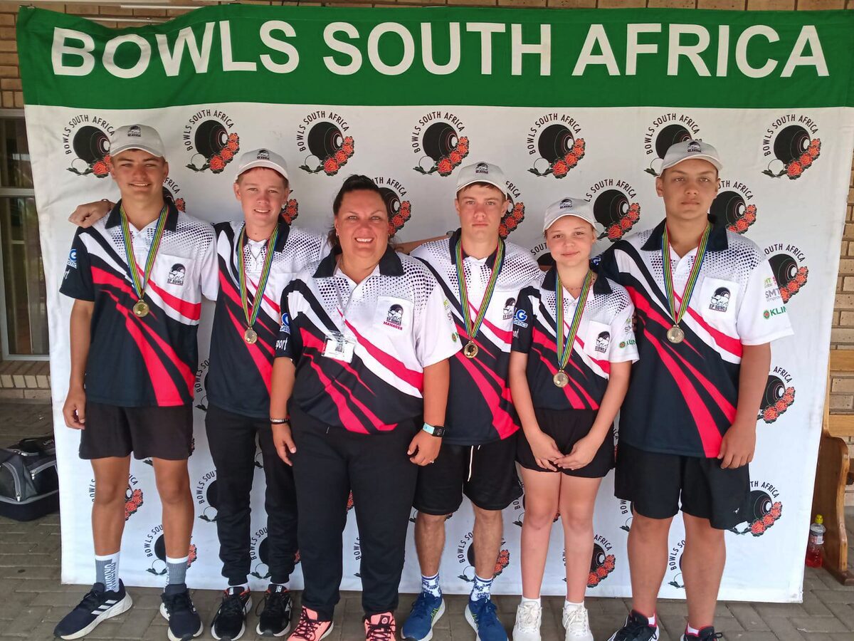 Nicah Boshoff recently secured a bronze medal with the u/18 EP Lawn Bowls team at the Bowls South Africa National Championships in Bloemfontein recently. From left are Wicus Botha (Despatch Bowling Club), Nicah Boshoff (Mill Park Bowling Club), Sindie Nell (Manager), Jonathan Nel (Uitenhage Bowling Club), Alexa Nel (Uitenhage Bowling Club), and Roux Wentzel (Port Elizabeth Bowling Club).