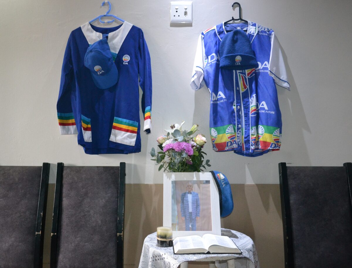 On Wednesday, April 30, the late councillor's home in Bethelsdorp hosted a moving tribute ceremony attended by family, friends, and over 50 cars filled with mourners. In pouring rain, DA members, dressed in their party's blue colours, came together to pay their respects.