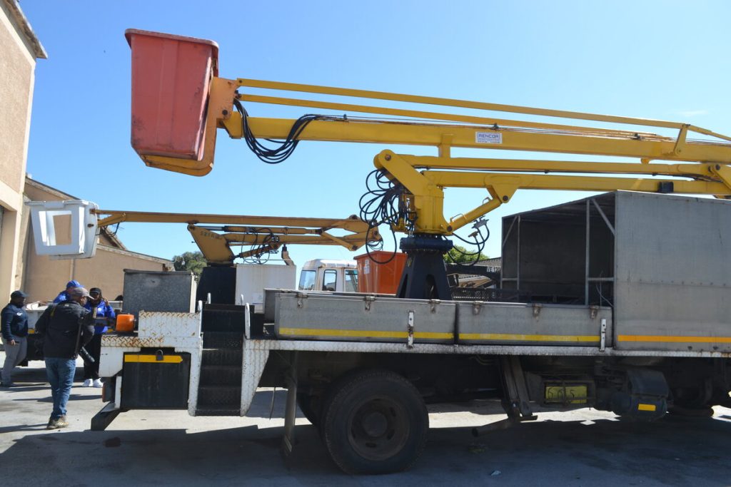 With over 10,000 streetlights out across the Metro, only four of the 27 municipal streetlight repair trucks are in working order.