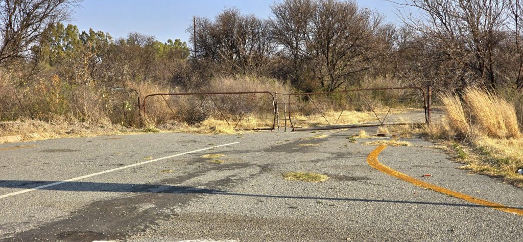 Die ingang na die gedeelte van die plaas, waar die liggaam van ‘n jongman deur die polisie in Augustus gevind is