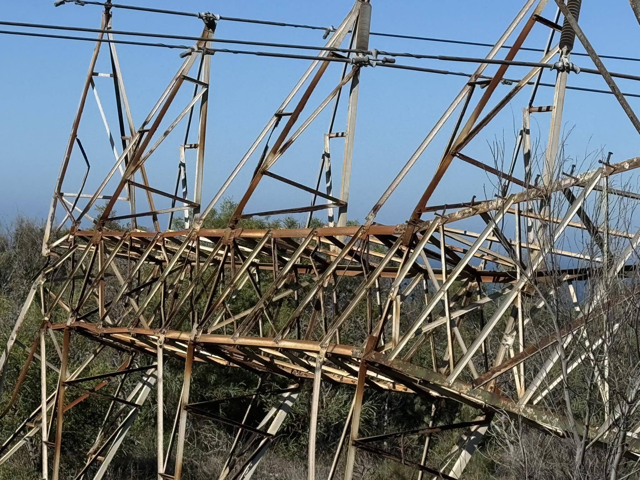 Residents in parts of Walmer, Summerstrand and surrounding areas in are currently without electricity after a transmission pylon on the Chelsea–Arlington 132kV line collapsed overnight.