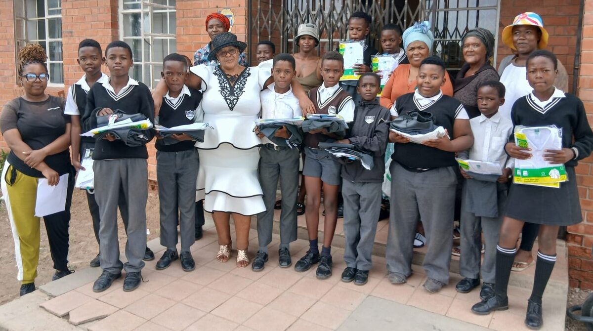 Learners of WB Tshume Primary School with their parents and Nombuyiselo Vellem (educator).
