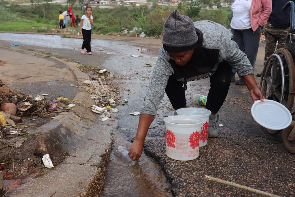 Potable water has been running down the street in Tiryville, while residents' taps remain dry for months, allegedly without municipal intervention.