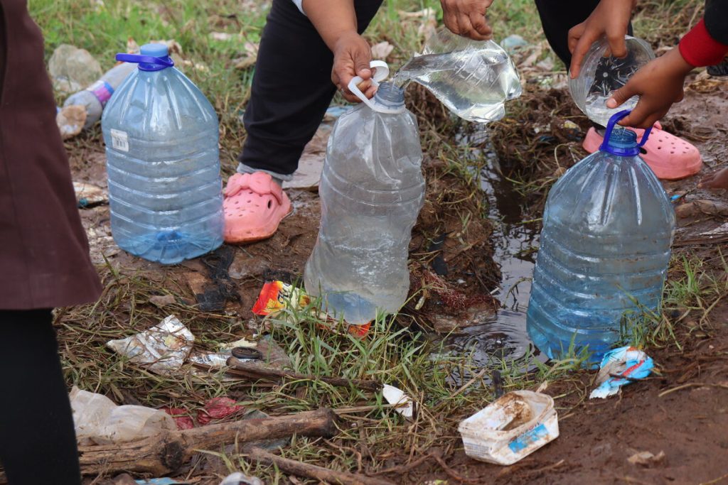 Tiryville residents unearthed an unattended leak to capture water while waiting for relief after months of having dry taps.