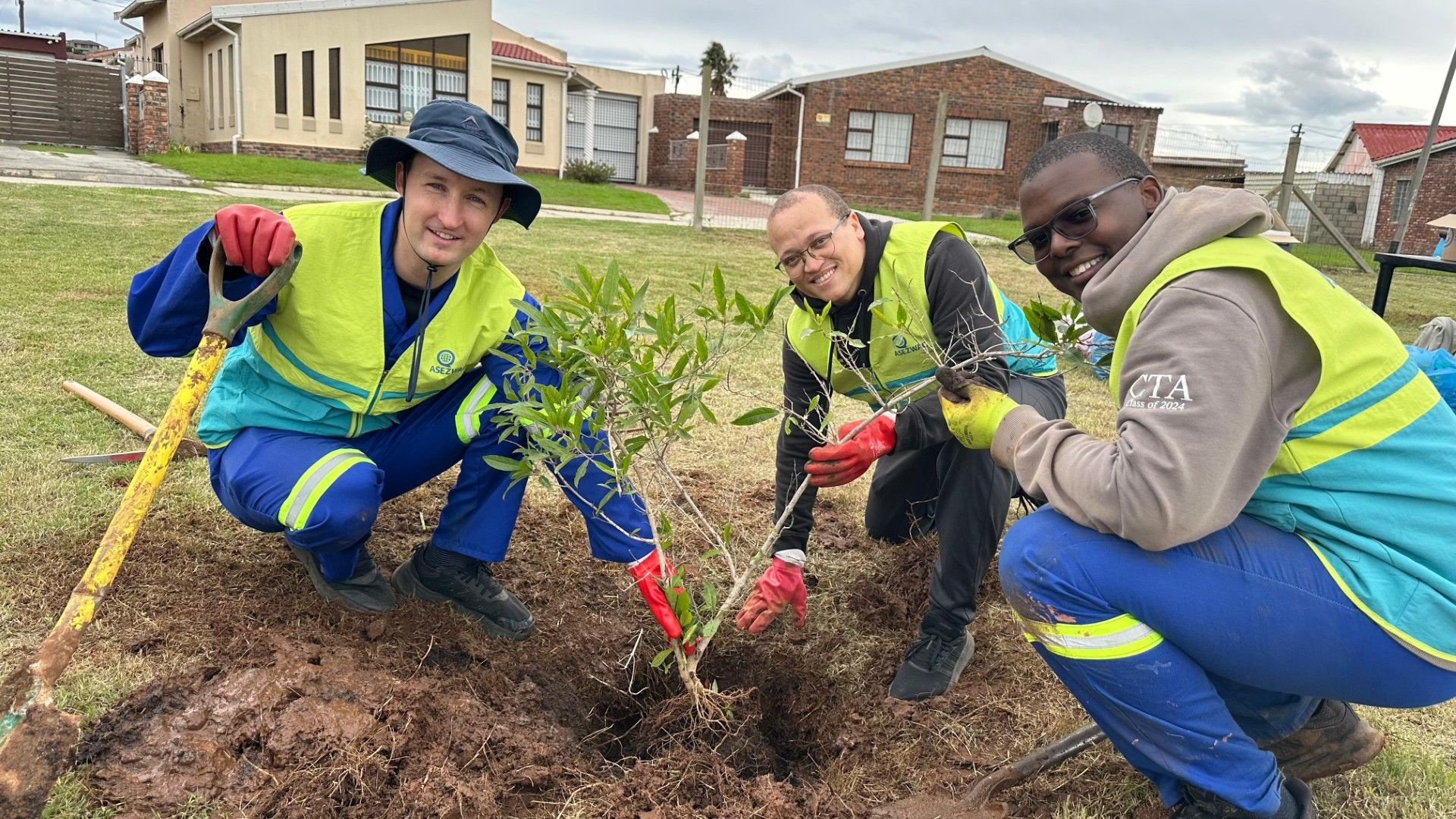 Willem Pretorius, Lee Jacobus and Okuhle Mpahlwa planted a tree in Palmridge, Bethelsdorp.
