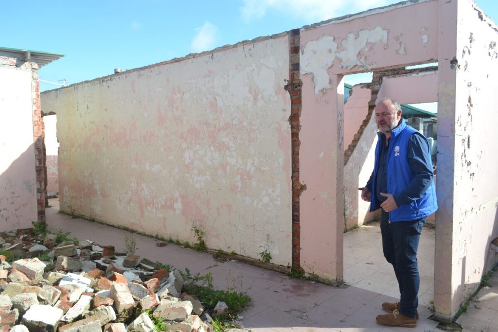 Democratic Alliance (DA) mayoral candidate Retief Odendaal conducted a site visit at the former Walmer Satellite police station.